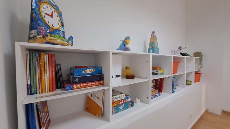 Armario con juegos y actividades para trabajar con los niños