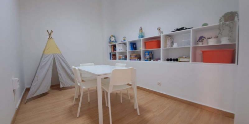 Sala con una mesa, armario de juegos y una tienda de campaña tipo india