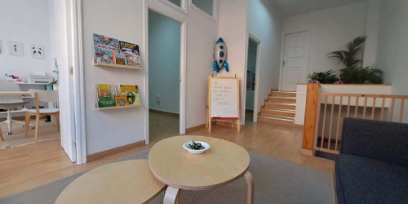 Sala recibidor de las instalaciones, con mesita y sofá