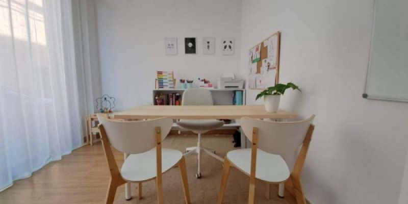 Sala con una mesa y sillas desde la perspectiva de entrada a la misma