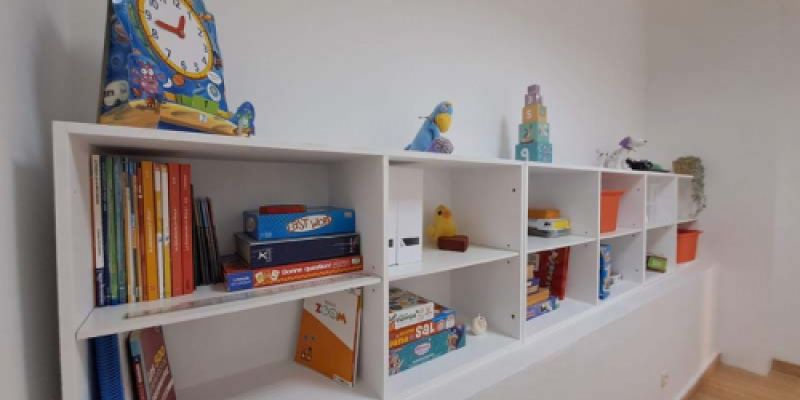 Armario con juegos y actividades para trabajar con los niños